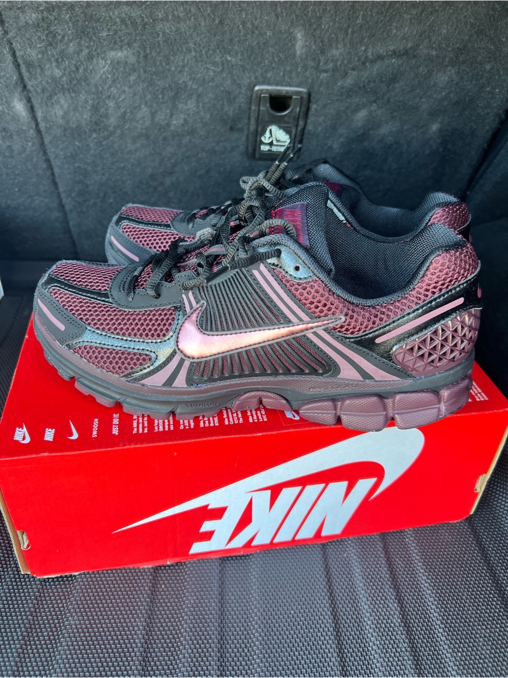 Sz 12W/10.5M - Nike Zoom Vomero 5 Black/Dark Team Red IB8929-002 New No Lid!